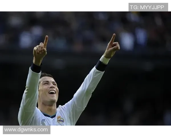 C罗足球明星转身看篮球场上的精彩瞬间与运动魅力